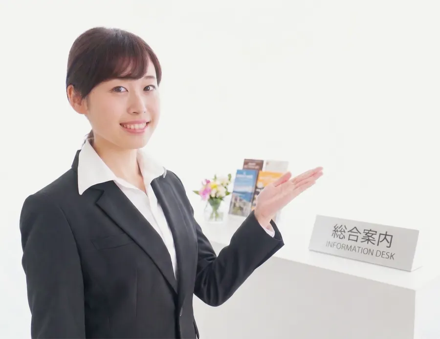 総合案内のカウンターで案内するスタッフ